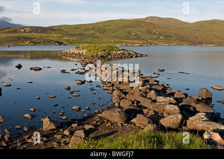 Dun Broch auf Loch Na Muilne, South Uist, äußeren Hebriden, Western Isles, Highland. Schottland.  SCO 7021 Stockfoto