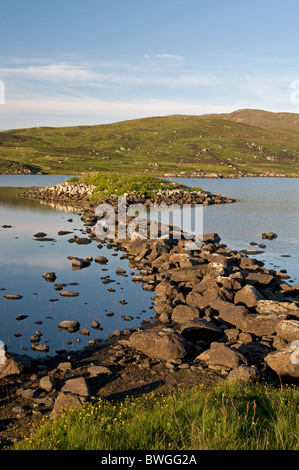 Dun Broch auf Loch Na Muilne, South Uist, äußeren Hebriden, Western Isles, Highland. Schottland.  SCO 7022 Stockfoto