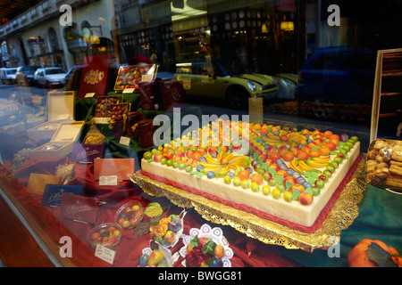 Kuchen im Schaufenster, Wien, Österreich Stockfoto