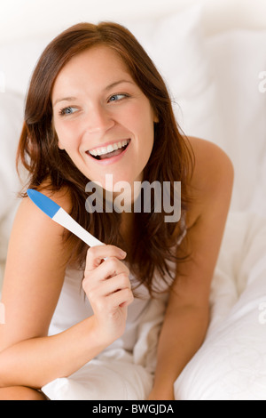 Schwangerschaftstest - glücklich überrascht Frau, positives Ergebnis Stockfoto