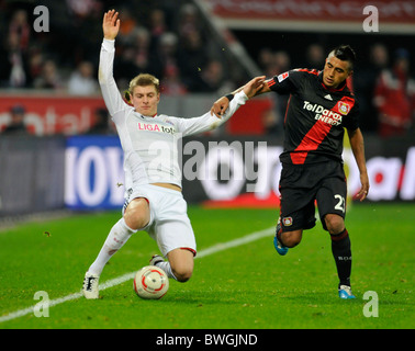 Leverkusen Deutschland 22.11.2010, Fußball: Bundesliga, Bayer 04 Leverkusen (B04, schwarz) vs FC Bayern Muenchen (FCB, weiß) 1:1-- Toni KROOS (FCB), Arturo VIDAL (B04) Stockfoto