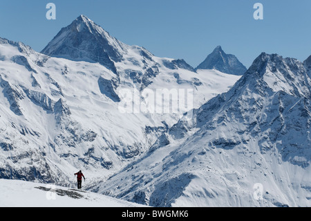 Ein einsamer Tourengeher auf Palanche De La Cretta, Val Hérens, Schweiz mit der Dent Blanche und Matterhorn im Hintergrund Stockfoto