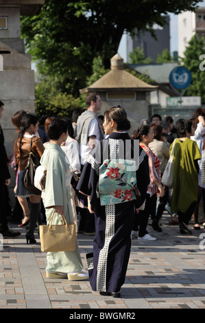 Japan, Tokio, Harajuku. Japanische Frauen halten ihren Hund verwöhnen