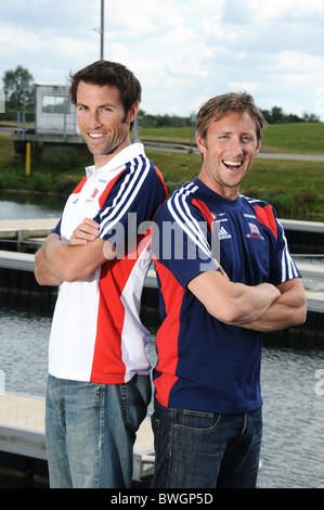 Rudern Brüder Mark Hunter MBE (links) und Ross Hunter Vorbereitung für die Olympischen Spiele 2012 zu Beginn am Dorney Lake GB Rudern Veranstaltungsort in 2012 Stockfoto