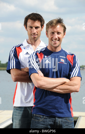 Rudern Brüder Mark Hunter MBE (links) und Ross Hunter Vorbereitung für die Olympischen Spiele 2012 zu Beginn am Dorney Lake GB Rudern Veranstaltungsort in 2012 Stockfoto