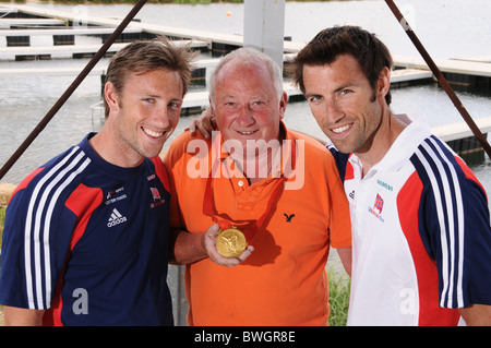 Rudern Brüder Ross Hunter (links) und Mark Hunter MBE mit Terry Hunter halten Marks Goldmedaille Vater Stockfoto