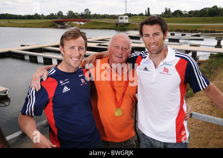 Rudern Brüder Ross Hunter (links) und Mark Hunter MBE mit Terry Hunter halten Marks Goldmedaille Vater Stockfoto