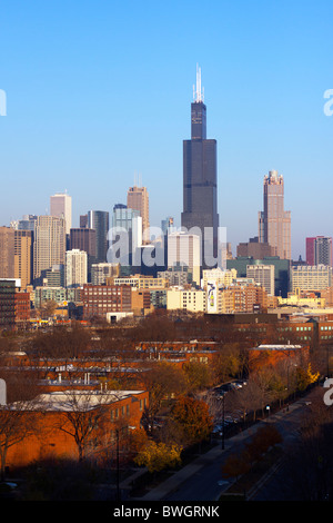 Die Sears/Willis Tower dominiert die Skyline von Chicago in dieser Saison Herbst-Ansicht von der Westseite der Stadt. Stockfoto