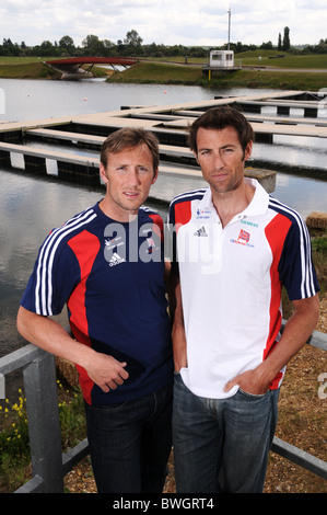 Rudern Brüder Ross Hunter (links) und Mark Hunter MBE Vorbereitung für die Olympischen Spiele 2012 zu Beginn am Dorney Lake GB Rudern Veranstaltungsort in 2012 Stockfoto