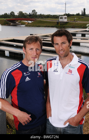 Rudern Brüder Ross Hunter (links) und Mark Hunter MBE Vorbereitung für die Olympischen Spiele 2012 zu Beginn am Dorney Lake GB Rudern Veranstaltungsort in 2012 Stockfoto