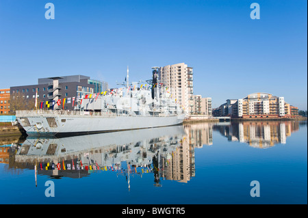 Fregatte HMS Monmouth Royal Navy Typ 23 vertäut im Hafen von Cardiff Bay South Wales UK Stockfoto