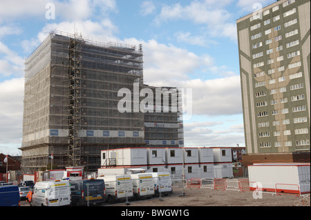 Renovierung und Sanierung arbeiten auf Wohn Tower Hochhäuser in Bootle, Merseyside, England UK Stockfoto