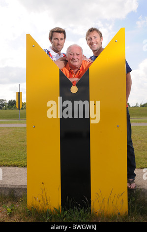 Brüder Mark Hunter MBE (links) und Ross Hunter mit Terry Hunter halten Marks Goldmedaille Vater Rudern Stockfoto