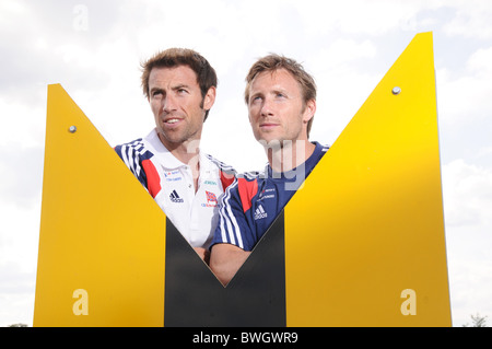 Rudern Brüder Mark Hunter MBE (links) und Ross Hunter Vorbereitung für die Olympischen Spiele 2012 zu Beginn am Dorney Lake GB Rudern Veranstaltungsort in 2012 Stockfoto