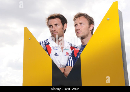 Rudern Brüder Mark Hunter MBE (links) und Ross Hunter Vorbereitung für die Olympischen Spiele 2012 zu Beginn am Dorney Lake GB Rudern Veranstaltungsort in 2012 Stockfoto