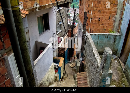 Eine schmale steile Seitenstraße in Rocinha, der größten Slums in Rio de Janeiro. Stockfoto