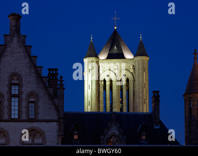 Turm der St.-Nikolaus-Kirche in der Nacht in Gent, Flandern, Belgien, Europa Stockfoto