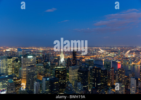 USA New York NYC Manhattan Ausblick vom Empire State Building in Midtown Wolkenkratzer und East River in Richtung Queens Stockfoto