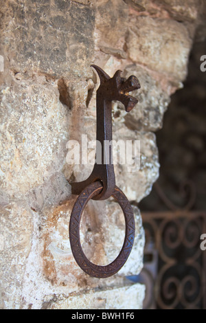 Alte Eisen Türklinke, Drachen geformt. Vertikale erschossen Stockfoto