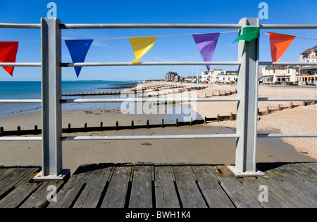 England West Sussex Bognor Regis Wooden Buhnen bei Ebbe als Küstenschutzes vor Erosion von Schindel Pebble beach Stockfoto