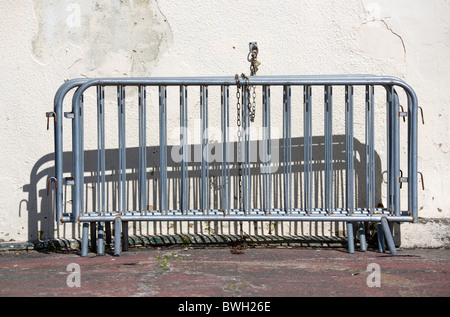 Verzinkt, Bognor Regis, West Sussex, England Personenleitsysteme an eine Wand gekettet. Stockfoto