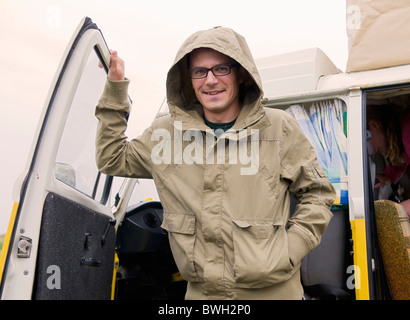 Porträt von männlichen Camper im Regen Stockfoto