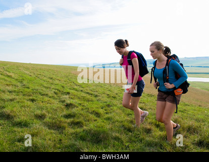 Weibliche Wanderer erklimmen Hügel Stockfoto