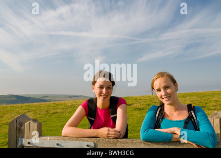 Weibliche Wanderer Erholung am Tor Stockfoto