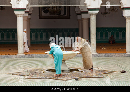 Islamische Gläubige, die sich auf eine rituelle Waschung Brunnen in