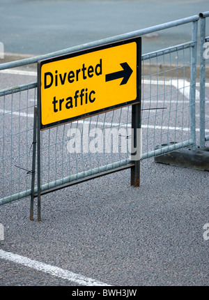 Transportieren Sie Straße Zeichen gelb umgeleitet Abzweigung Verkehrszeichen auf Barriere über leere städtische Straße in Bognor Regis. Stockfoto