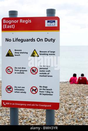 England West Sussex Bognor Regis Sicherheitszeichen am Strand warnt, dass keine Rettungsschwimmer On Duty mit Anweisungen sind Stockfoto