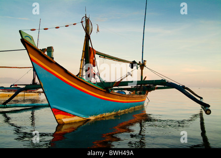 In dem kleinen Fischerdorf Dorf Pemuteran, Bali, warten die Fischerboote, genannt Jukung, nachts zur Arbeit zu gehen. Stockfoto