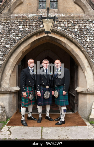 Vertikale nahe Porträt von drei Männern in traditionelle schottische Kleidung außerhalb einer Kirche an einem Hochzeitstag. Stockfoto