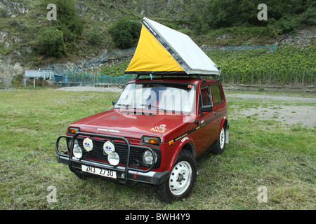 Lada Niva mit Autodach-Zelt Stockfoto