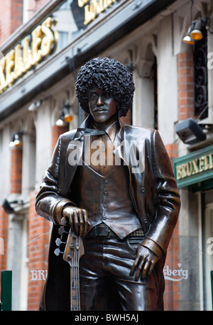 Irland County Dublin Stadt Statue von Phil Lynott Frontmann der irischen Rock-band Thin Lizzy vor Bruxelles Bar in Harry Street. Stockfoto