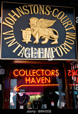 County Dublin Ortsschild Irland für Johnstons Gericht Vintage Emporium und roten Neonröhren für Sammler Haven von Powerscourt Stockfoto