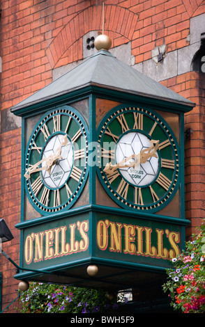 Irland, Grafschaft Dublin, Dublin City, große grüne Uhr an der Wand außerhalb O'Neils Bar. Stockfoto