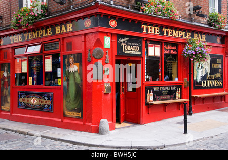 Irland, County Dublin, Dublin Stadt, Temple Bar traditionelle irische Public House auf Straßenecke mit Kopfsteinpflaster. Stockfoto