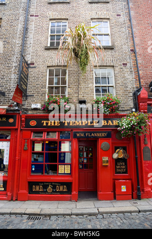 Irland, County Dublin, Dublin Stadt, Temple Bar traditionelle irische Gastwirtschaft mit Kopfsteinpflaster. Stockfoto