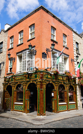 Irland, County Dublin, Dublin City, Tiled Fassade The Quays Gastwirtschaft an einer Straßenecke in Temple Bar mit einer gepflasterten Straße Stockfoto