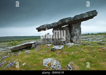 Poulnabrone Portal Dolmen Megalythic Grabstätte, 3800BC, in der Karstlandschaft Burren vereist, County Clare, Irland Stockfoto