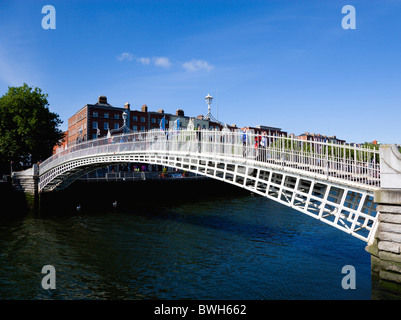 Irland, Grafschaft Dublin, Dublin City, der 1816 aus Gusseisen Ha'Penny oder Half Penny Bridge über den Fluss Liffey. Stockfoto