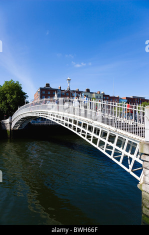 Irland, Grafschaft Dublin, Dublin City, der 1816 aus Gusseisen Ha'Penny oder Half Penny Bridge über den Fluss Liffey. Stockfoto