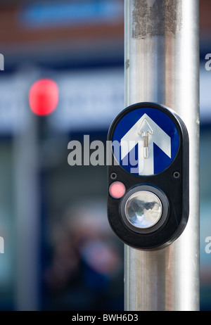 Irland, County Dublin, Dublin City, Ampel geregelte Fußgängerüberweg Schaltfläche mit Halt Rotlicht und Richtungspfeil Stockfoto