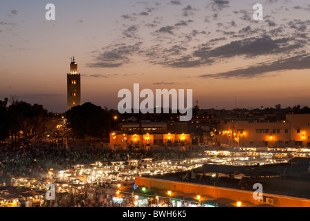 Djemaa El Fna zentrale Medina bei Nacht Marrakesch Marokko Nordafrika Stockfoto