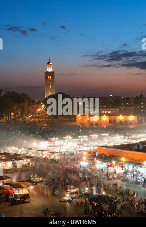 Djemaa El Fna zentrale Medina bei Nacht Marrakesch Marokko Nordafrika Stockfoto