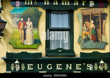 Historischen Wandmalereien an Eugens traditionelle Bar in Meltown Malbay, County Clare, Irland Stockfoto