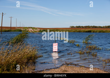 Geschlossene Straßenschild auf überfluteten Straße Stockfoto