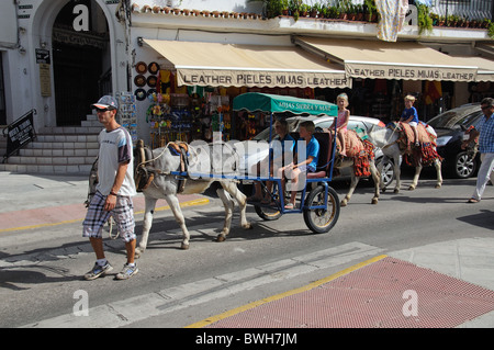 Burro Taxi (Eselreiten) Zug, Mijas Costa del Sol, Provinz Malaga, Andalusien, Spanien, Westeuropa. Stockfoto