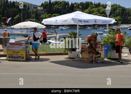 Die Reisebüros verkaufen Schiffskarten nach Dubrovnik, Ausflug nach Elafiti Insel und "eines Tages drei Insel & Fisch Picknick Touren"... Stockfoto